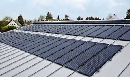 RHEINZINK-PV installé sur une couverture en zinc RHEINZINK