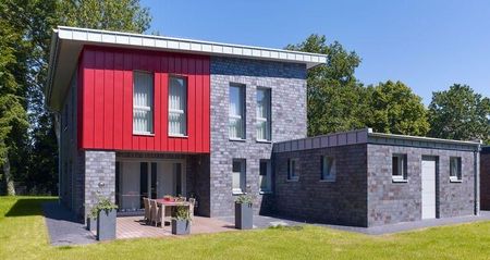 Maison individuelle avec bordure de toit en zinc