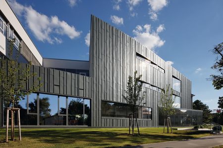 Façade d'une école en joint debout en zinc prePATINA ardoise