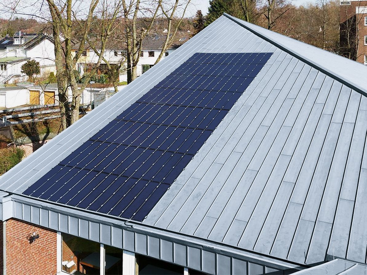 Zinkdach mit flachen Solar-PV-Modulen